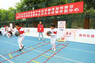 赛前罗马球迷合唱队歌+展示TIFO，这气氛无敌了